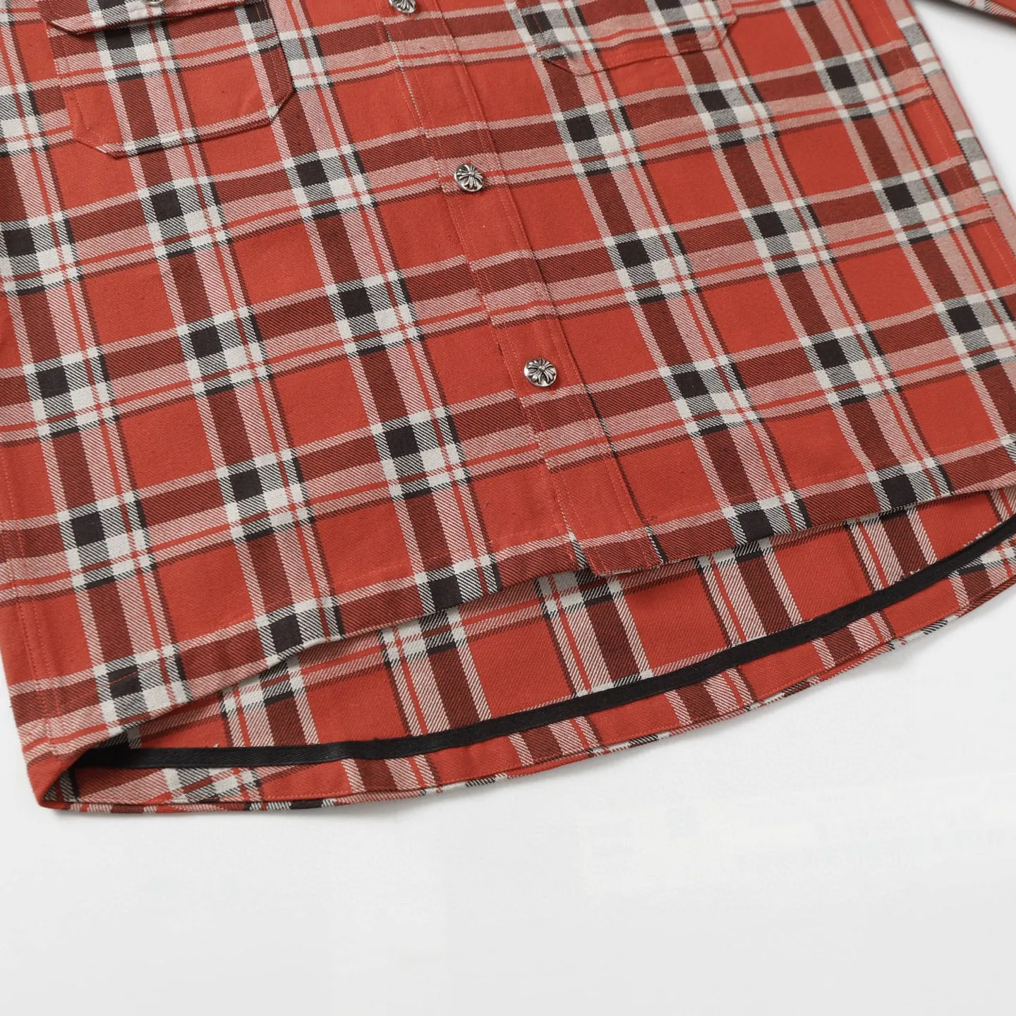 🅿️380 ch|24fw Crow Heart New Striped Plaid Splicing Silver Button Cardigan Shirt Process description: The fabric is made of custom-woven and custom-dyed wool blended fabric. The fabric contains wool components and has a very good texture. All the plaids are counter-position stitching. Every size and every plaid splicing is counter-position. It not only consumes fabric but also takes time. The details are very delicate. The sleeve logo printing uses special pulping. The characteristic of the printing process is the use of high-performance glue for printing, which creates a sense of layering on the printed pattern. The accessories of the new yb mold are used. Buttons and pocket silver jewelry are custom-developed using silver-plated foti materials. The cuffs are made with buttons and snaps that are consistent with yb and are designed with loose fit. The oversized version is truly restored. Color: blue/green/red. Size: S-XL.